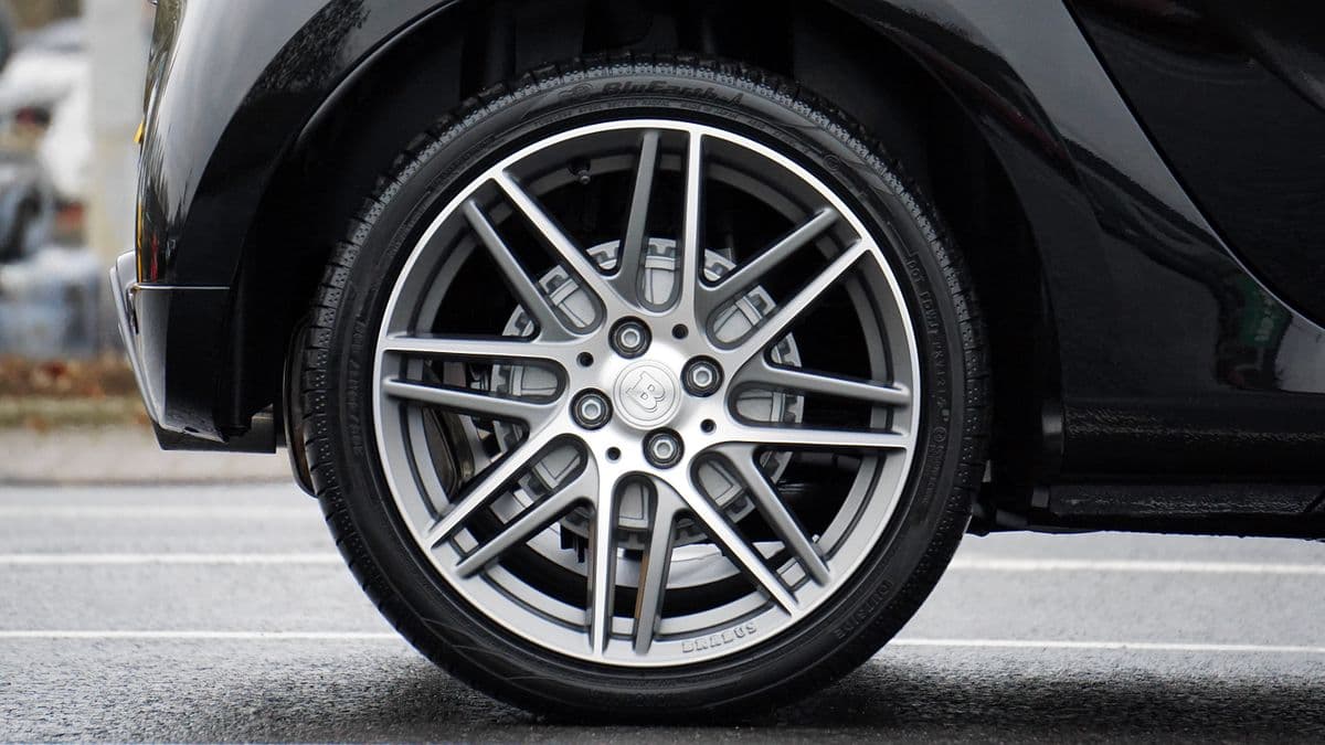 Close-up of a two-tone alloy wheel showing satin and gloss finishes, refurbished at Speedline Mags