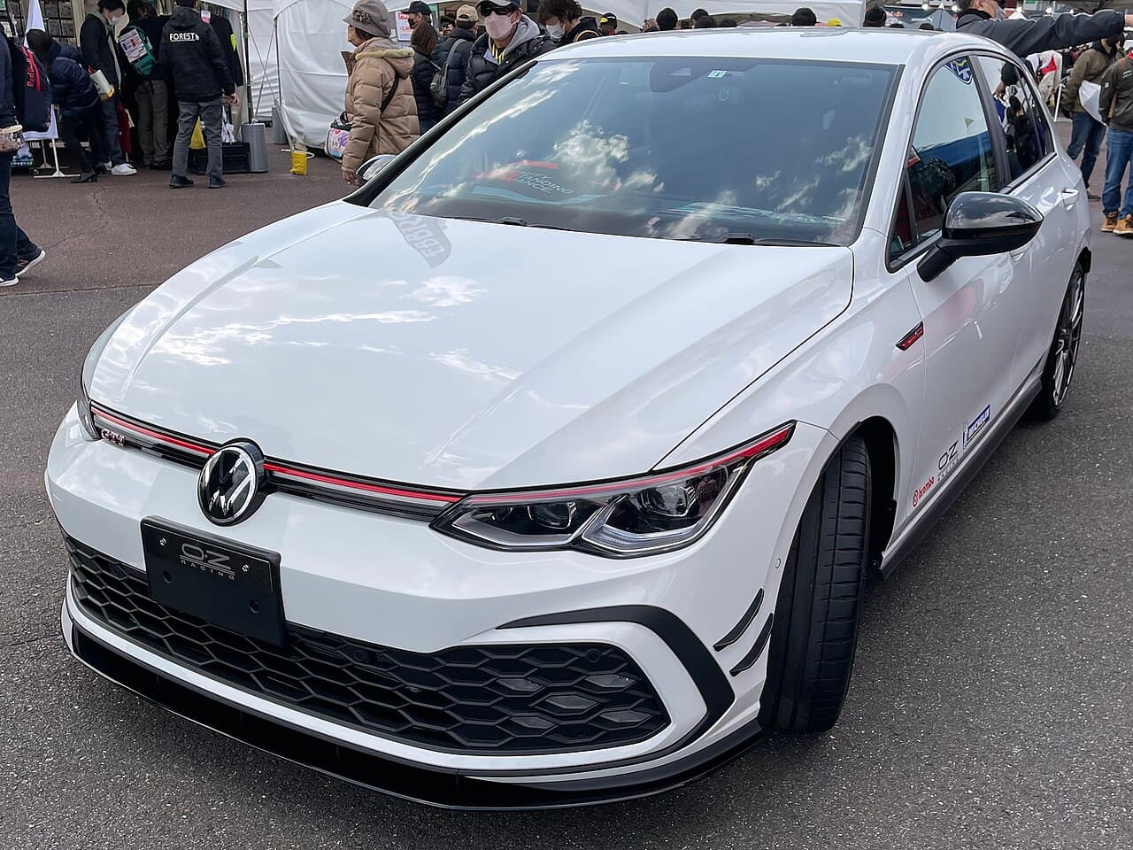 White Volkswagen Golf GTI on alloy wheels and low-profile tyres - VW Golf tyre pressure guide by Speedline Mags